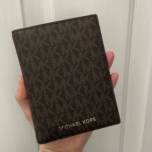 🌟 MICHAEL KORS 🌟 PASSPORT HOLDER 🌟 BRAND NEW 🌟